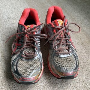 ASICS size 7 D width Gel-nimbus 15